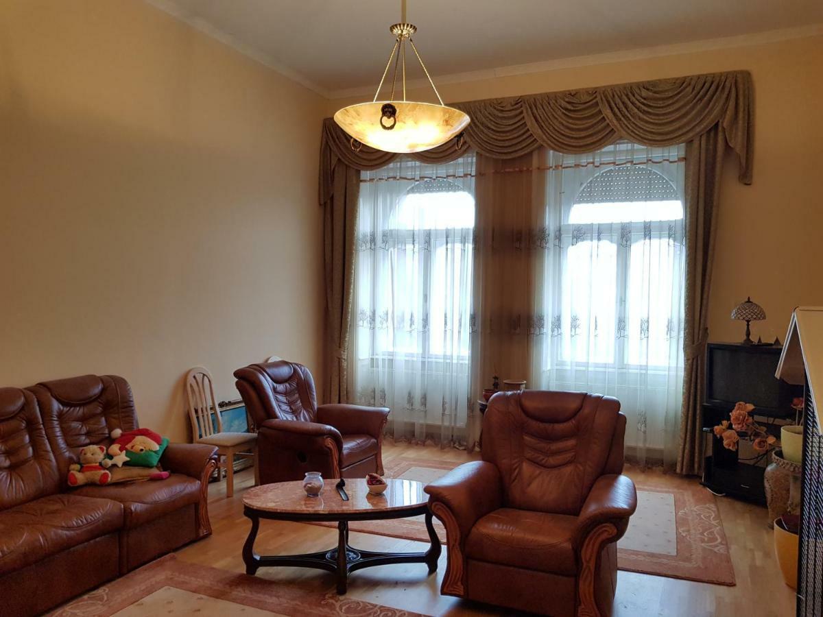 Gabriella Szallas Tabor Utca 5 *